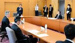 撮り鉄のマナー向上について話し合う協議会のメンバーら＝１２日、鳥取県庁