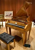 　モーツァルトが晩年愛用したピアノと同型とされる「アントン・ワルター」＝東京都新宿区