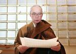 　震災犠牲者の名前を読み上げる荘厳寺住職の高橋月麿さん＝岩手県陸前高田市