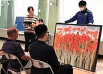 日本画部門の作品を審査する審査員ら＝４日、鳥取市の鳥取県立博物館