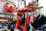 　松井玲奈さんを乗せ、大阪・ミナミの繁華街を練り歩く宝恵かご＝１０日午前、大阪市浪速区