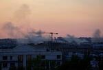 　ロシアが併合したウクライナ東部ドネツクの建物から上がる煙＝１０日（ロイター＝共同）