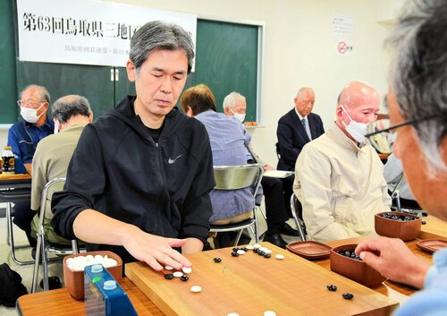 盤上で火花を散らす出場者＝２７日、倉吉体育文化会館