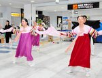 日韓交流の活発化を願って踊りを披露する「はなこりあ」のメンバー＝２１日、境港市の米子鬼太郎空港