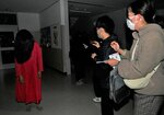 徘徊する幽霊に驚く参加者ら＝１２日夜、鳥取市西品治の鳥取城北高