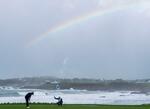　ＡＴ＆Ｔペブルビーチ・プロアマ第１ラウンド、コース近くに架かる虹＝１日、カリフォルニア州ペブルビーチ（ＵＳＡトゥデー・ロイター＝共同）