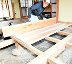 床板を新しく張り替える修理業者＝４日、香美町香住区間室