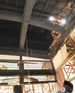 天井を支える立派なマツの梁。一方、家屋は荒れ果てていた＝３月、島根県川本町