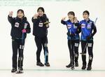 　女子１次リーグで北海道銀行に勝利し、笑顔で手を振るロコ・ソラーレの藤沢（左端）ら＝どうぎんカーリングスタジアム（代表撮影）