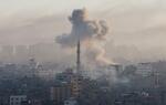 　１３日、パレスチナ自治区ガザでイスラエルの攻撃を受けて立ち上る煙（ロイター＝共同）