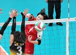 女子１回戦・岩美―国学院栃木　岩美は第１セット、福島（中央）がスパイクを決めて２０―２２と詰め寄る＝東京体育館