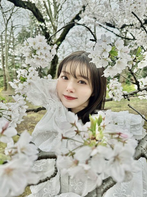 市川美織、ミニスカで美脚あらわ「桜といっぱいお写真撮れてうれしい