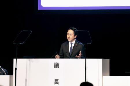 　株主総会で個人情報流出への対応策などを説明するＬＩＮＥヤフーの出沢剛社長＝１８日午後（ＬＩＮＥヤフー提供）