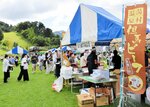 【お目当ては】園内の芝生広場では、郷土料理や揚げ物、地元の和菓子などが出店。牛串のブースには長蛇の列ができた