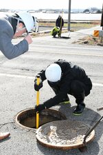 下水道管の内部を確認する職員ら＝１４日、琴浦町箆津