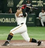 　５回巨人１死一塁、岡本和が中越えに勝ち越し二塁打を放つ＝東京ドーム