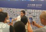 　競泳会場のミックスゾーンで、選手にスマートフォンを向ける中国メディア＝９月２７日、杭州（共同＝中嶋巧撮影）
