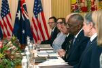 　２９日、オーストラリア東部ブリスベンで開かれた閣僚協議で発言するオースティン米国防長官（右から３人目）（Ｐａｔ　Ｈｏｅｌｓｃｈｅｒ氏提供、ＡＰ＝共同）