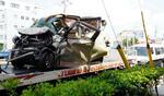 　大阪市生野区の路線バスや乗用車などが絡む事故で、追突された軽自動車＝２６日午前１０時２８分