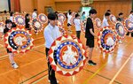 祭りに向けて練習に励む鳥取西高の生徒ら＝１７日、鳥取市吉方温泉１丁目の日進小