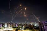 　パレスチナ自治区ガザから発射されたロケット弾を迎撃するイスラエルの防空システム＝８日（ロイター＝共同）