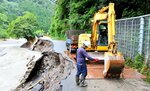 台風７号の影響で崩落した国道４８２号。復旧作業が進められている＝１７日、鳥取市佐治町余戸