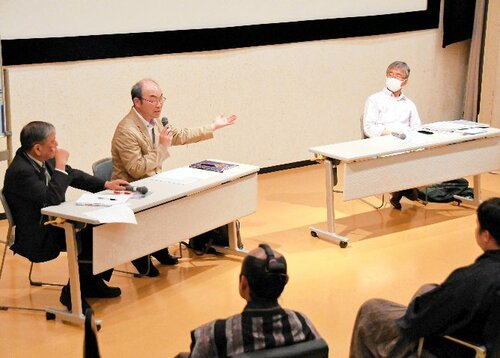 対談で徳川家康と池田家のつながりを語り合う伊藤氏（中央）ら＝２７日、鳥取県立博物館