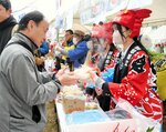 カニ汁で鳥取県の魅力をアピールする鳥取県人会の会員と境港総合技術高の生徒ら＝１９日、広島市中区の平和記念公園前特設会場