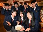 「ぎゅうぎゅうラーメン」を開発したグループの生徒ら＝１６日、米子市錦町３丁目