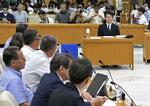 　２０２４年９月、兵庫県議会の百条委員会で、証人尋問に応じる斎藤元彦知事（奥）