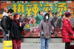 　北京市内に掲示された映画「熱辣滾トウ」のポスター＝１９日（共同）