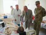 　ウクライナ・キーウの国境警備庁の病院で、負傷した隊員らと面会する松田邦紀駐ウクライナ大使（右から２人目）＝２３日（共同）