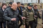 　ウクライナ・ブチャで、遺体が埋められた現場を訪れた国際刑事裁判所（ＩＣＣ）のカーン主任検察官（左手前）＝２０２２年４月（ロイター＝共同）