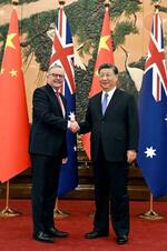 　オーストラリアのアルバニージー首相（左）と握手する中国の習近平国家主席＝６日、北京の人民大会堂（ＡＡＰ　Ｉｍａｇｅ提供・ロイター＝共同）