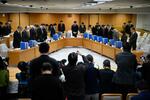 　兵庫県議会の百条委員会の冒頭、委員を務めていた元県議の死を悼み黙とうする委員ら＝２７日午前