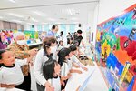 カラフルな作品を見る園児たちと利用者ら＝３日、鳥取市津ノ井のアクティブ津ノ井