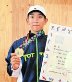 ローイング少年男子シングルスカルで優勝した岡本成世＝１７日、佐賀市富士しゃくなげ湖水上競技場