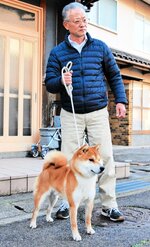 日本犬全国展覧会で優良３席に輝いた「但馬の紅大」号と森本さん＝２２日、新温泉町浜坂
