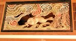 正法寺の欄間に彫られた彩色の波ウサギ。向かって左の欄間でウサギが跳ねた場面を生き生きと描写している。右には跳ねる前のウサギが彫られている