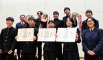 全部門で優勝し、中国大会への出場権を獲得した倉吉農業高の生徒ら＝１９日、倉吉市の倉吉農業高