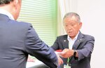 目録を贈る田中社長