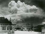 巨大な原子雲や砂塵の塊に覆われた長崎市（原爆さく裂１５分後に撮影。長崎原爆資料館所蔵）