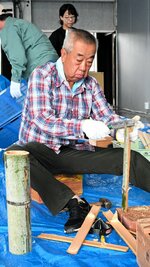 竹割り作業に精を出す参加者ら＝２３日、鳥取市鹿野町鹿野の鳥の劇場