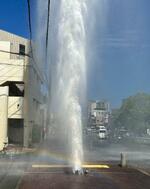 　地下にある消火栓が壊れ、水が噴き上がった歩道＝２１日午後、神戸市（近隣住民提供）