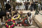 　ハマスとの戦闘で死亡したイスラエル軍兵士の葬儀に参列した家族や友人ら＝９日、イスラエル中部（ゲッティ＝共同）