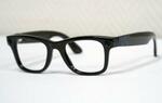 　男性が入試の際に使った眼鏡型端末「スマートグラス」＝１６日午前、警視庁戸塚署