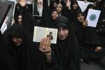　イスラム教の聖典コーランを掲げ、イラン・テヘランのスウェーデン大使館前で抗議する人たち＝７月（ＡＰ＝共同）