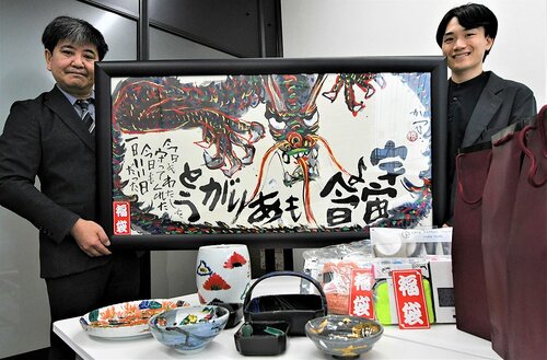 日用品や絵画など、初売りに向けて準備が整う福袋＝３０日、鳥取市今町２丁目の丸由百貨店