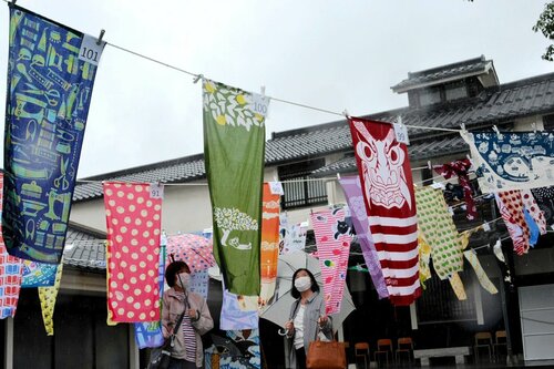 ずらりと展示された全国各地の個性的な手拭い＝２日、境港市花町の海とくらしの史料館