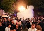　１９日、アルメニアの首都エレバンで警官隊と衝突するデモ参加者ら（ＡＰ＝共同）